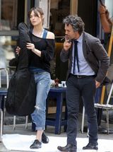 组图：凯拉-奈特莉与马克-鲁弗洛片场谈笑风生