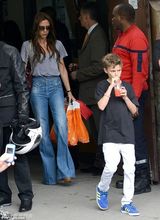 组图：小贝抱爱女心情靓 七公主吃零食东张西望