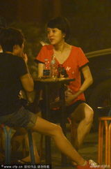 组图：金巧巧产前孕照首曝 手托大肚街边吃烧烤