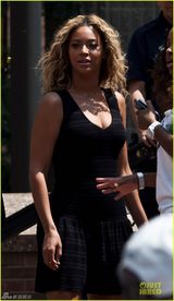 组图：碧昂斯夫妇携手散步 为有色人种争取权益