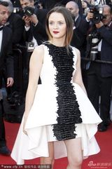 组图：《过往》首映 女主角深V露奶秀美腿