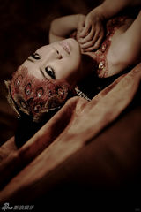 组图：芙蓉姐姐化身妩媚孔雀 装扮火红魅惑放电