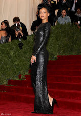 高清组图：蕾哈娜黑色露背礼服亮相时装庆典