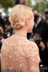 组图：娜奥米-瓦茨戛纳走秀 裸色纱裙妩媚动人