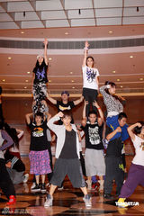 幻灯图集：Twins为个唱彩排 陈伟霆容祖儿探望加油