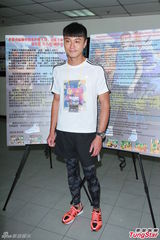 组图：黄浩然有意携子学舞狮