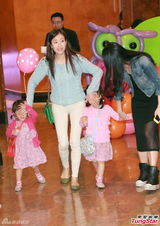 高清图：杨千嬅穿熊仔装为儿庆生 圈内好友到贺