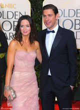 高清组图：艾米丽-布朗特携未婚夫红毯秀恩爱