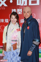 组图：黄浩然为拍戏剃头 黄翠如强调无后台