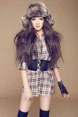 组图：星光人气选手白婧进军乐坛 变身格子控秀美腿