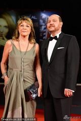 组图：《暴力小姐》首映 伊莱尼和导演暧昧对视