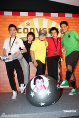 幻灯图：苏打绿为世界杯宣传 飞踢阿龚气氛热闹 