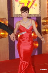 组图：杨怡佩戴千万项链惹眼 和吴卓羲手拖手现身