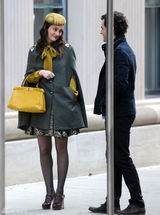 高清组图：莉顿-梅斯特街拍 斗篷大衣搭配花裙