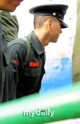 组图：玄彬29日上午乘船前往服役地白翎岛