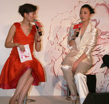 幻灯图集：殷桃知性形象亮相 大方分享彩妆经验