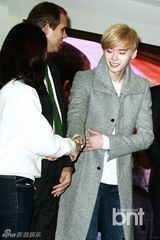 组图：韩星李钟硕助阵公益 金发帅气萌态毕露