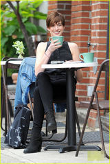 组图：海瑟薇帅气现身片场 豪放大笑不顾形象