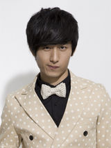 组图：成毅阳光写真时尚潮男波点控