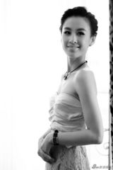 组图：黄圣依拍写真 低胸微露乳沟秀性感