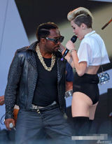 组图：塞勒斯开唱秀长腿 男女通吃与辣妹调情