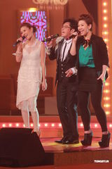 组图：谭咏麟关心妍台上合唱 众星现身无线电视城