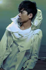 高清组图：张杰新造型突显王子范 时尚潮服优雅经典