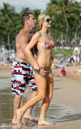 高清组图：帕丽斯-希尔顿夏威夷海滩戏水秀双波