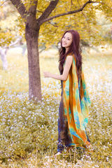 组图：李依晓田园写真 秋日暖阳迷人气质