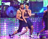 组图：凯蒂佩里跪地挺胸贴猛男 梳哪吒头表情怪