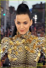 组图：凯蒂佩里紧身豹纹秀美腿 呲牙露镶钻牙套