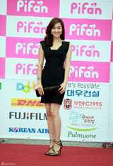 高清组图：秀爱黑礼服美艳电影节 申世京斜肩裙抢镜