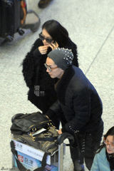 独家：戚薇和男友李承铉回京 黑超遮面气质冷艳