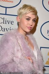 组图：麦莉格莱美派对清新风 收敛性感变俏皮