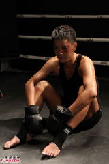 组图：蓝奕邦留须上阵拍MV 打泰拳洗妖艳形象