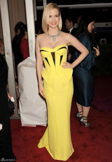 组图：詹纽瑞-琼斯盛装亮相 抹胸礼服勾勒身材