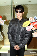 幻灯图：吴奇隆机场遇粉丝 承诺将重现招牌动作