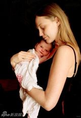 组图：俄罗斯超模萨莎与可爱幼女合影温馨