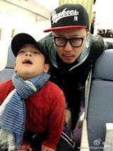 组图：郭涛与儿子表情神同步 翻白眼喜感十足