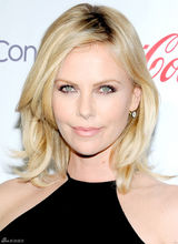 高清组图：查理兹-塞隆拼接礼服亮相身材发福