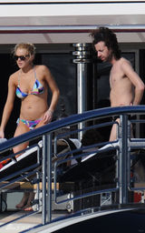 幻灯图集：林赛-罗韩海岛度假 五彩泳衣秀身材