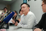 组图：徐濠萦素颜现身香港报业评议会 陈奕迅递交投诉书