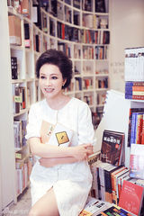 组图：邬倩倩全新知性写真 显优雅气质风范