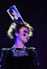 组图：尚雯婕惊异造型盘点 老人妆独领风骚