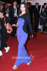 组图：汤唯亮相釜山开幕红毯 紫色长裙优雅高贵