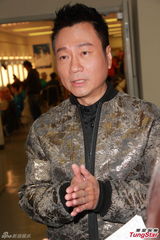 组图：田蕊妮开嗓献声慈善紧张 美艳似郑秀文