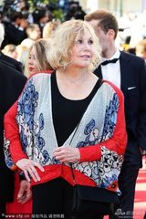 组图：戛纳闭幕红毯 金-诺瓦克尽展知性优雅