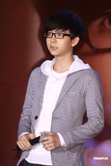 组图：胡夏趁胜追击推新辑 戴爱玲为其发片站台