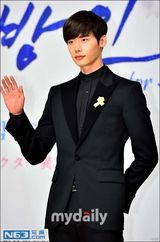 组图：张亮演韩剧牵手朴海镇 李钟硕黑西装帅气