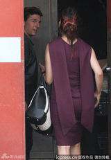 组图：阿汤哥与神秘女友补庆生日暧昧拥吻